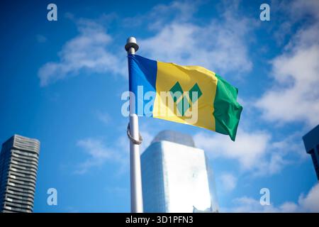 Die St.Vincent-Flagge an einem Fahnenmast am Nathan Phillips Square der Stadt Toronto. Stockfoto