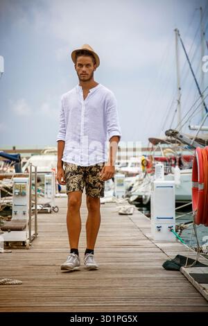 Hübscher junger Mann mit Hut Stockfoto