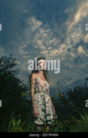 Niedliche Mädchen nachschlagen. Glückliche unbeschwerte Lebensfreude Freiheit Mädchen steht auf Natur. Warmen Sommertag Stockfoto