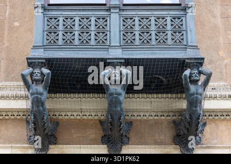 Brünn, Tschechische Republik - 5. März 2023: Schloss Klein, ein Neo-Renaissance-Wohnhaus, gusseisernes Erkerfenster, gestützt von drei männlichen Eisenfiguren Stockfoto