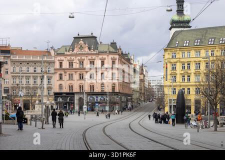 Brünn, Tschechische Republik - 5. März 2023: Freiheitsplatz im Stadtzentrum mit bunten Stadthäusern und Brünner astronomischer Uhr, kugelförmiger schwarzer Stein Stockfoto