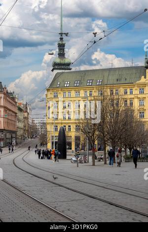 Brünn, Tschechische Republik - 5. März 2023: Freiheitsplatz im Stadtzentrum mit bunten Stadthäusern und Brünner astronomischer Uhr, kugelförmiger schwarzer Stein Stockfoto