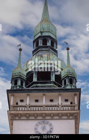 Brünn, Tschechische Republik - 5. März 2023: Mittelalterlicher Glockenturm aus dem 13. Jahrhundert im Alten Rathaus. Es ist eines der bemerkenswertesten historischen Gebäude der Stadt Stockfoto