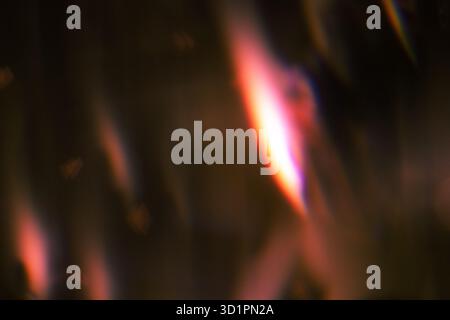 Farbige Lichteffekte auf dunklem Hintergrund mit Körnung und magischen Lichtern. Neon Glow Moderne 90er Jahre, Lo-fi-Ästhetik. Design-Effekt. Stockfoto