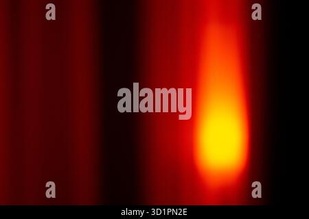 Abstrakter, verschwommener Hintergrund mit bunten Neontönen und sanftem Licht für eine traumhafte und magische Atmosphäre. Lo-fi-Effekt Stockfoto