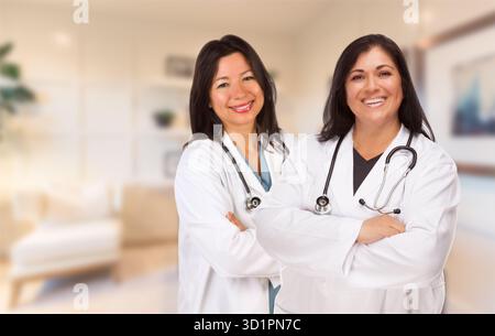 Hispanische Ärztinnen oder Schwestern stehen in einem Büro Stockfoto