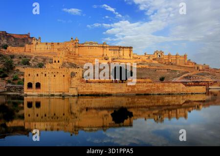 Amber Fort widerspiegelt im Maota See in der Nähe von Jaipur, Rajasthan, Indien. Amber Fort ist die wichtigste touristische Attraktion in der Umgebung von Jaipur. Stockfoto