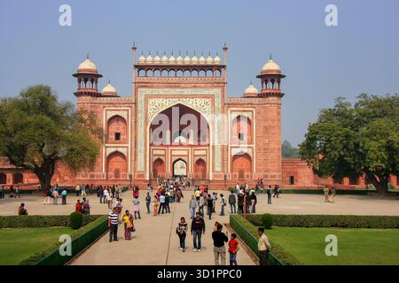 Touristen stehen in der Nähe von Darwaza-i-Rauza (großes Tor) im Chowk-i Jilo Khana Hof, Taj Mahal Komplex, Agra, Indien Stockfoto