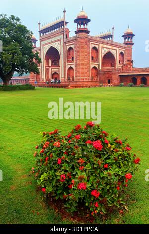 Darwaza-i-Rauza (großes Tor) im Chowk-i Jilo Khana Hof, Taj Mahal Komplex, Agra, Indien Stockfoto