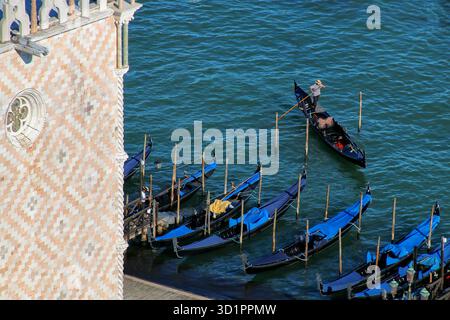 Gondeln liegen in der Nähe des Markusplatzes in Venedig, Italien Stockfoto