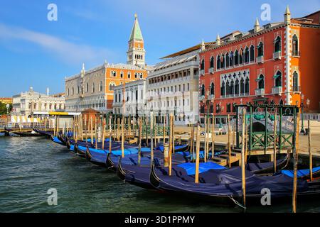 Gondeln liegen in der Nähe des Markusplatzes in Venedig, Italien Stockfoto