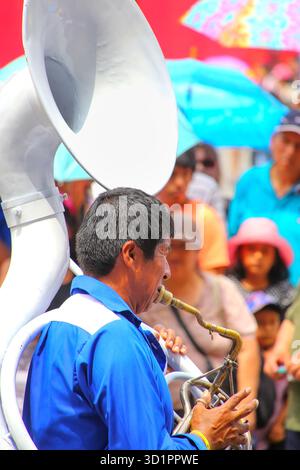 Ein einheimischer Mann spielt Sousaphon während des Festivals der Jungfrau de la Candelaria in Lima, Peru Stockfoto