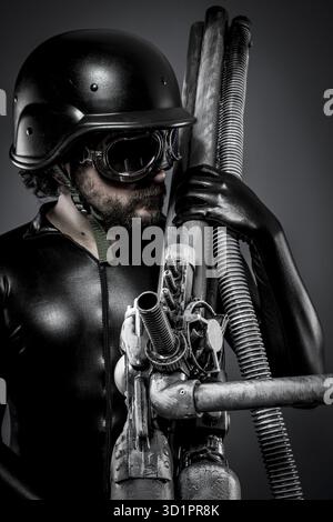 Sniper mit riesigen Plasma-Gewehr, Fantasy Konzept, militärische Helm und Brille Motorradfahrer. Airsoft Stockfoto