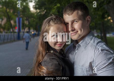 Glückliches junges erwachsenes Paar, das nachts draußen tanzt, Nahaufnahme Stockfoto