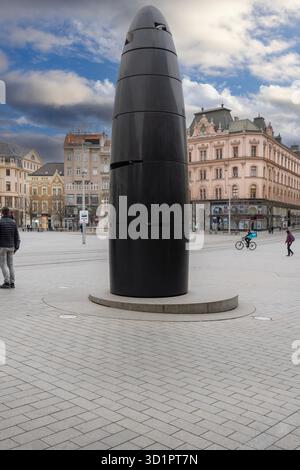 Brünn, Tschechische Republik - 5. März 2023: Freiheitsplatz im Stadtzentrum mit bunten Stadthäusern und Brünner astronomischer Uhr, kugelförmiger schwarzer Stein Stockfoto