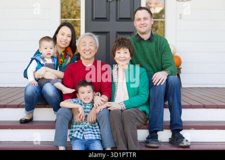 Familienporträt aus mehreren Generationen, chinesisch und kaukasisch Stockfoto