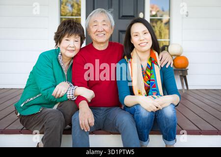 Glückliche chinesische Seniorenmutter und Vater mit junger Erwachsener Tochter Stockfoto