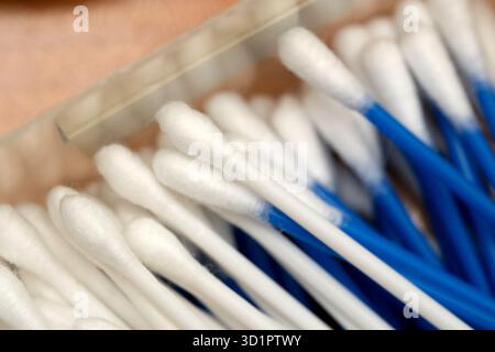 Wattestäbchen in verschiedenen Farben sind in einer transparenten Box für den täglichen Gebrauch angeordnet. Stockfoto
