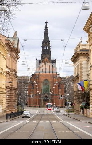 Brünn, Tschechische Republik - 5. März 2023: Blick auf die Straße Husova mit der protestantischen Roten Kirche aus rotem Ziegelstein aus dem 19. Jahrhundert Stockfoto