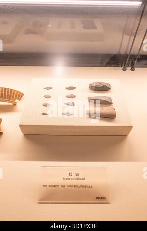 XiaPu Fujian China-14. August 2025: Steinpfeilspitze im XiaPu Museum. Stockfoto