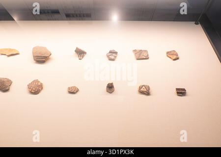 XiaPu Fujian China-14. August 2025: Gemalte Keramikscherbe im XiaPu Museum. Stockfoto
