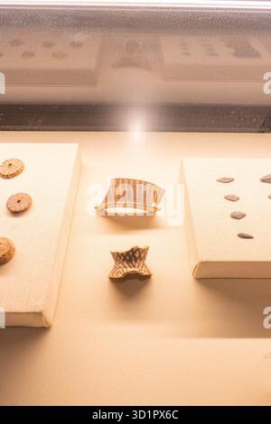 XiaPu Fujian China-14. August 2025: Gemalte Keramikscherbe im XiaPu Museum. Stockfoto