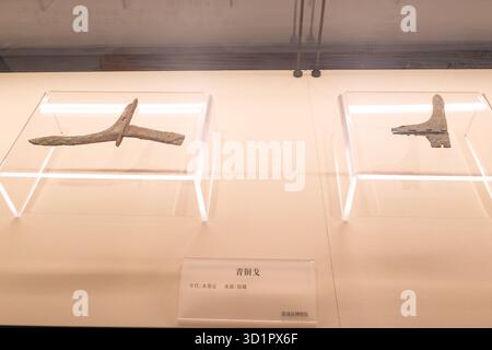 XiaPu Fujian China-14. August 2025: Bronze-Dolch-Axe im XiaPu Museum. Stockfoto