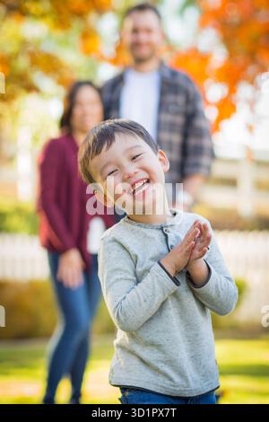 Outdoor Porträt von Happy Mixed Race Chinesische und kaukasische Eltern und Kind. Stockfoto