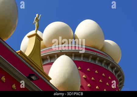 FIGUERES, SPANIEN - 15. JULI: DALI-Museum in Figueres, Spanien am 15. Juli 2012. Das Museum wurde am 28. September 1974 eröffnet und beherbergt die größte Sammlung von W Stockfoto
