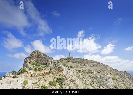 Das berühmte Cap de Formentor, eine Klippe im nördlichen Teil der Insel Mallorca, Spanien. Große felsige Berge mit leichter Entfernung. Touristenziel Stockfoto