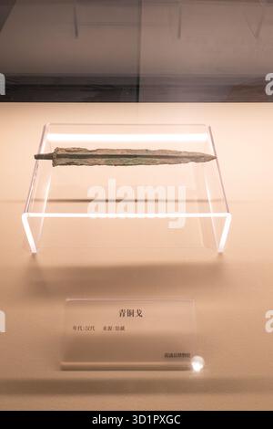 XiaPu Fujian China-14. August 2025: Bronze-Dolch-Axe im XiaPu Museum. Stockfoto