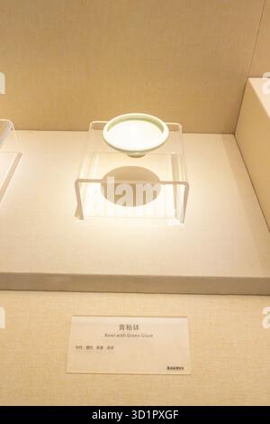 XiaPu Fujian China-14. August 2025: Schale mit grüner Glasur im XiaPu Museum. Stockfoto