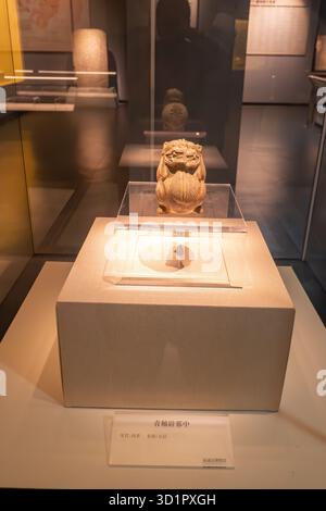 XiaPu Fujian China-14. August 2025: Celadon-glasiertes Bixie im XiaPu Museum. Stockfoto