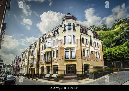KIEW, UKRAINE - 5. JULI: Gebäude auf Podil in Kiew Ukraine am 5. Juli 2012. Podil wurde 1921 als Verwaltungseinheit auf einer der großen gegründet Stockfoto
