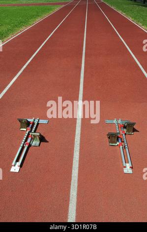 Startlöchern auf roten Laufstrecke Stockfoto