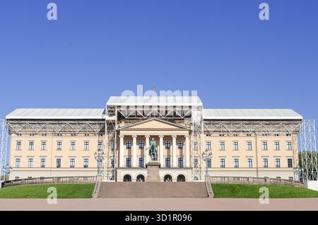 Königspalast (Det kongelige slott) und Statue des norwegischen Königs Carl Johan XIV Oslo, Norwegen Stockfoto