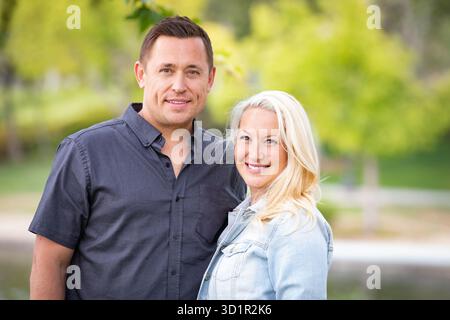 Junge Kaukasische Paare Porträt Im Park Stockfoto