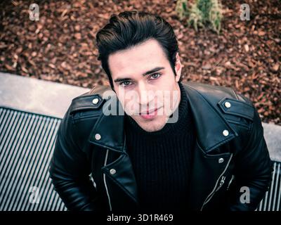 Junger Mann auf Metallgitter bei Camera suchen Stockfoto