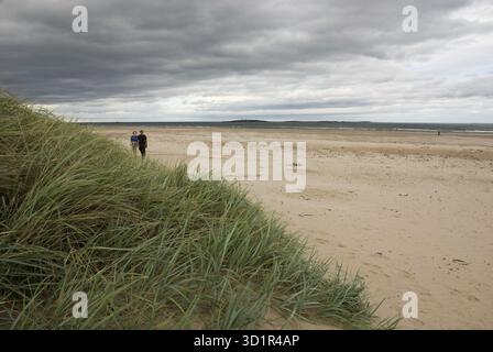Strandwanderung, St. Aidans Dunes, Northumberland Küste, Großbritannien Stockfoto