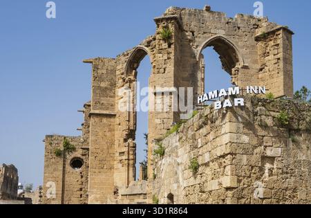 Famagusta, Zypern - 6. April 2022: Hamam und Ruinen der St. Francis Kirche im Hintergrund in der Altstadt von Famagusta auf Zypern Stockfoto