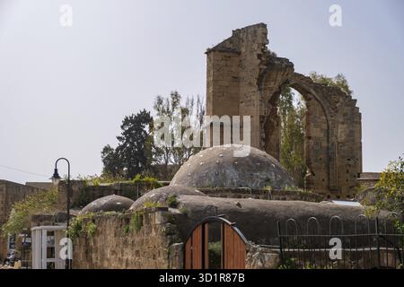 Hamam und Ruinen der St. Francis Kirche im Hintergrund in der Altstadt von Famagusta auf Zypern Stockfoto