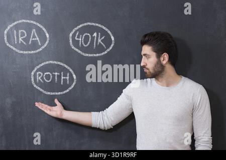 Ein Mann, der über Geschäfte und Finanzen nachdenkt. Präsentation auf dem Schwarzen Brett Stockfoto