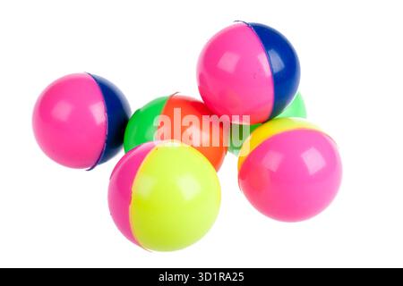 Sechs bunte Gummikugeln isoliert auf weiss Stockfoto