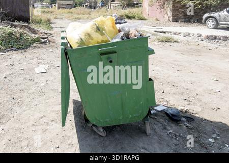 Überfüllter Mülleimer im Ghetto Stockfoto