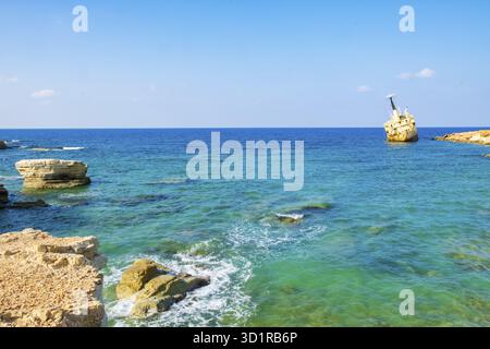 Rostigen Schiffswrack EDRO III in Ayia Thekla, Paphos, Zypern aufgegeben. Es ist auf Peyia Felsen am Meer kantarkastoi Höhlen gestrandet, Coral Bay, Paphos, im Stand Stockfoto