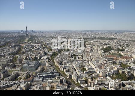 Panoramablick auf die Skyline von Paris mit Eiffelturm, Invalidendom und Geschäftsviertel der Verteidigung, vom Montparnasse-Turm, Paris, Fran Stockfoto