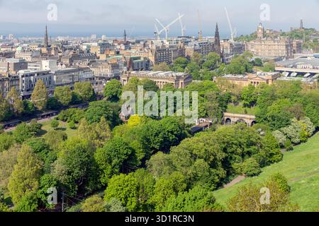 Luftaufnahme von schottischen Edinburgh Castle im Princes Street Gardens Stockfoto