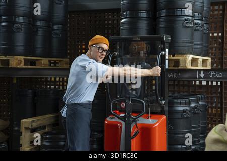 Barista Kaffeemaschine Mann in Hut und Schürze Vorbereitung für den Arbeitsprozess der Kaffeezubereitung Stockfoto