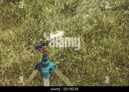 Garten Regner auf Stativ arbeiten, Textfreiraum Stockfoto