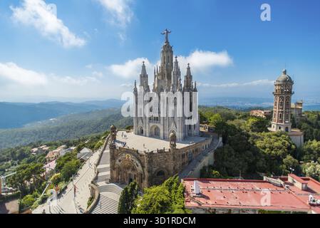 BARCELONA - 13. JULI: Vogelblick auf die Expiatory Church of the Sacred Heart of Jesus am 13. Juli 2012. Der Bau der Kirche dauerte von 1902 bis 1 Stockfoto